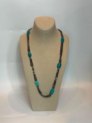 gros plan d'un mannequin portant un collier