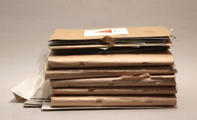 une pile d'enveloppes marron empilées les unes sur les autres