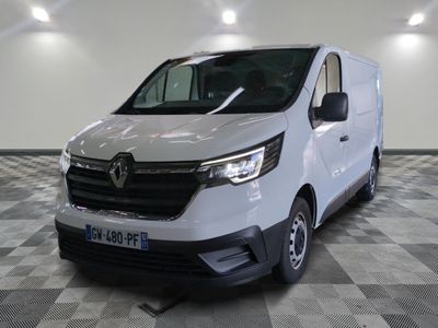la camionnette blanche est garée dans une grande pièce au sol en damier
