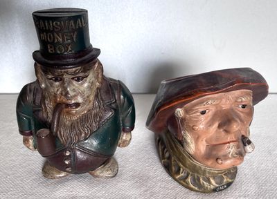 deux figurines représentant un homme portant un chapeau et une barbe