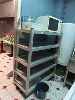 une cuisine avec de nombreuses étagères et une cuisinière