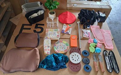 une table sur laquelle se trouvent de nombreux objets