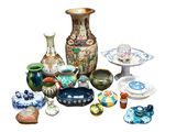 de nombreux vases différents posés sur une table