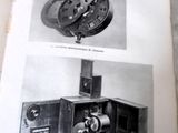 deux pages d'un livre sur lesquelles figurent des images d'horloges