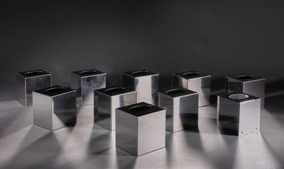 Suite de 8 boîtes à mouchoirs en inox.