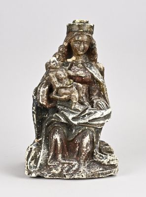 l'image d'une statue représentant une femme tenant un enfant dans ses bras