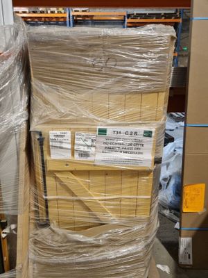 une pile de boîtes sur une palette dans un entrepôt