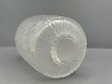 une bouteille en plastique percée d'un trou, posée sur une table