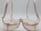 une paire de soutiens-gorge sexy blancs et roses sur fond blanc