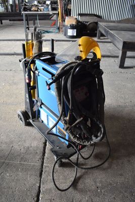 une machine posée sur un chariot dans le garage
