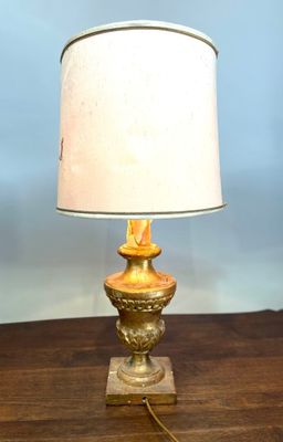 une image représentant une lampe posée sur une table en bois, avec un abat-jour blanc