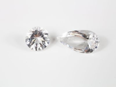 deux diamants blancs sur une surface blanche