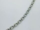 gros plan d'un bracelet en diamant sur une surface blanche