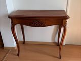 une petite table en bois surmontée d'un tiroir