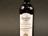 une bouteille de vin posée sur une table