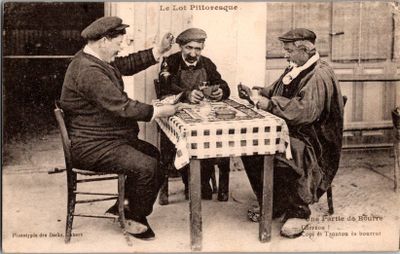 trois hommes assis à une table en train de jouer à un jeu