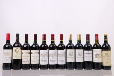 plusieurs bouteilles de vin sont alignées sur une table