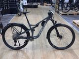 un vélo posé par terre dans un magasin