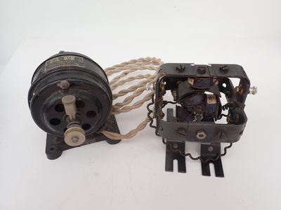 deux petits objets métalliques posés sur une surface blanche