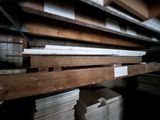 de nombreuses piles de livres sur les étagères de la pièce