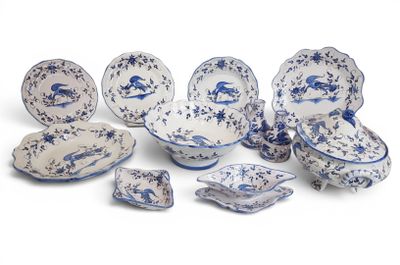 assiettes et bols en porcelaine bleue et blanche, ornés de fleurs bleues