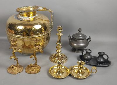 beaucoup d'objets en or et en argent sur la table