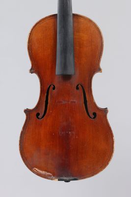 un vieux violon avec un archet sur fond blanc