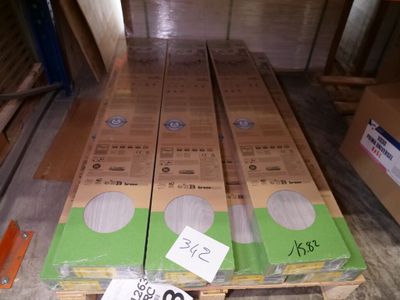 de nombreux cartons empilés sur une palette