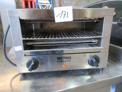 une photo d'un four grille-pain posé sur une table