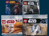 quatre coffrets Lego Star Wars dans des sachets sur fond bleu