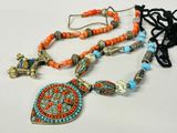un collier orné d'un pendentif en forme de croix