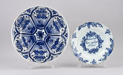 deux assiettes bleues et blanches ornées de motifs