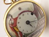 une horloge sur laquelle figurent les portraits d'un homme et d'une femme