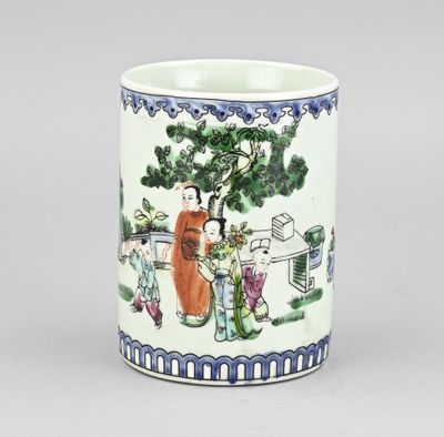 une image représentant une tasse décorée d'une peinture, posée sur une table