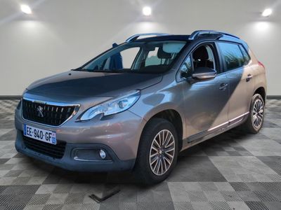 la voiture argentée est garée sur un sol en damier dans le garage