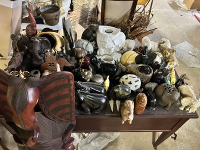 une table sur laquelle sont posés de nombreux objets hétéroclites