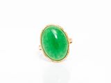 une bague en jade vert sur fond blanc
