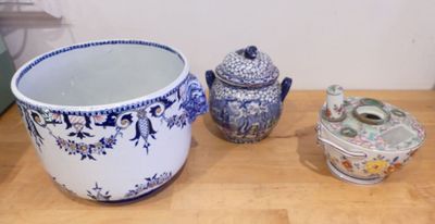 Ensemble de faïence et porcelaine comprenant :