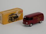 une camionnette jouet posée à côté d'une boîte