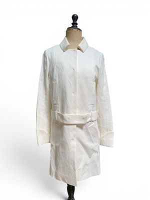 une photo représentant une chemise blanche et une jupe sur un mannequin