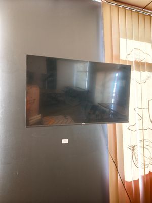 une photo d'un téléviseur accroché au mur
