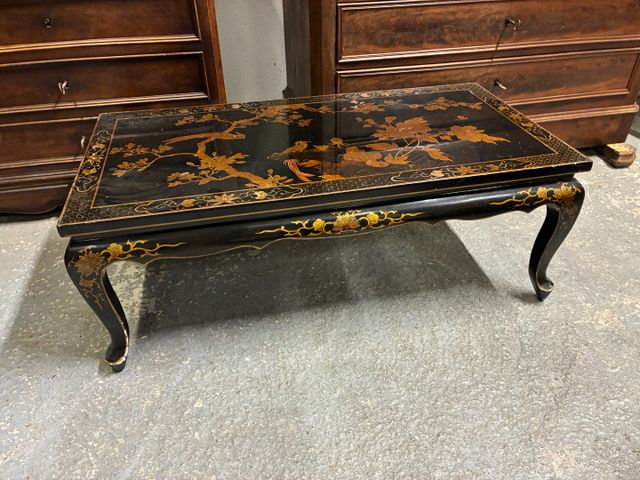 Table basse de style asiatique en bois laqué noir à décor d'oisea