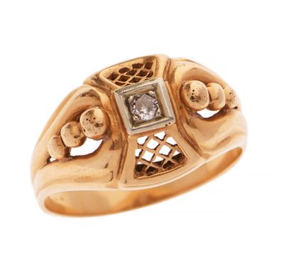 gros plan d'une bague en or et diamants sur fond blanc