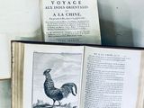 un livre ouvert sur lequel figure l'image d'un coq