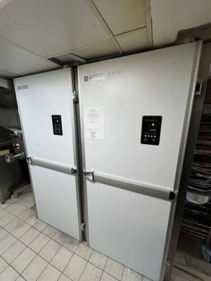 deux réfrigérateurs installés dans une cuisine