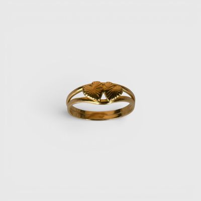 une image représentant une bague en or ornée de deux feuilles