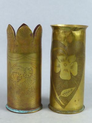 deux vases placés l'un à côté de l'autre