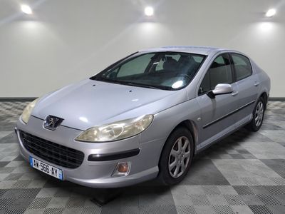 la photo d'une voiture argentée sur un sol en damier