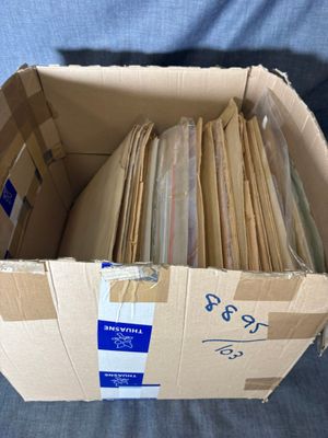 une boîte en carton contenant de nombreux dossiers