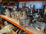 de nombreuses casseroles et poêles sur une étagère dans un magasin